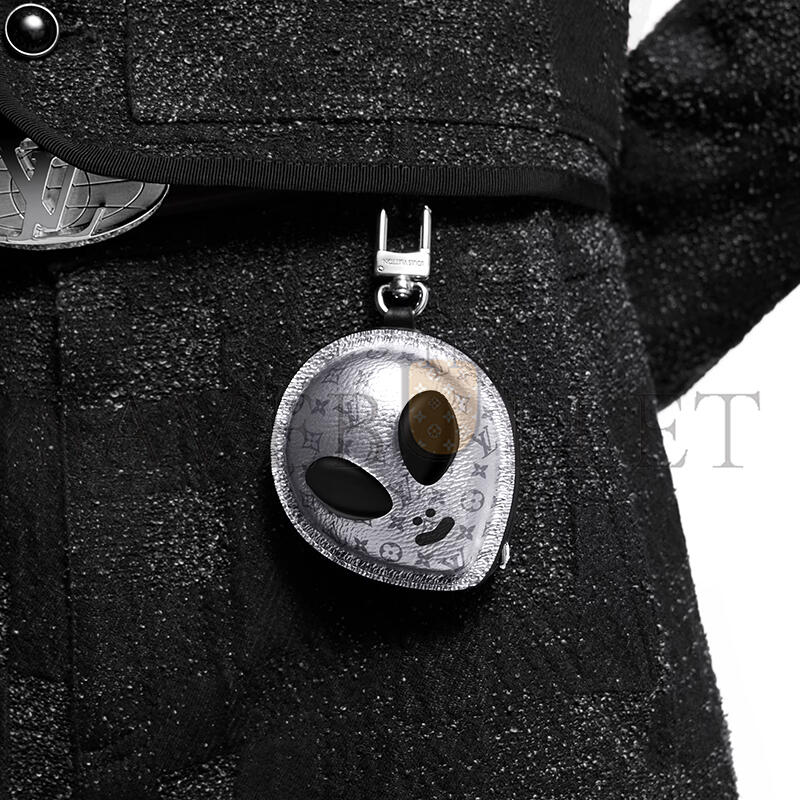 l0vis Vvtt0n lv alien bag charm m02429